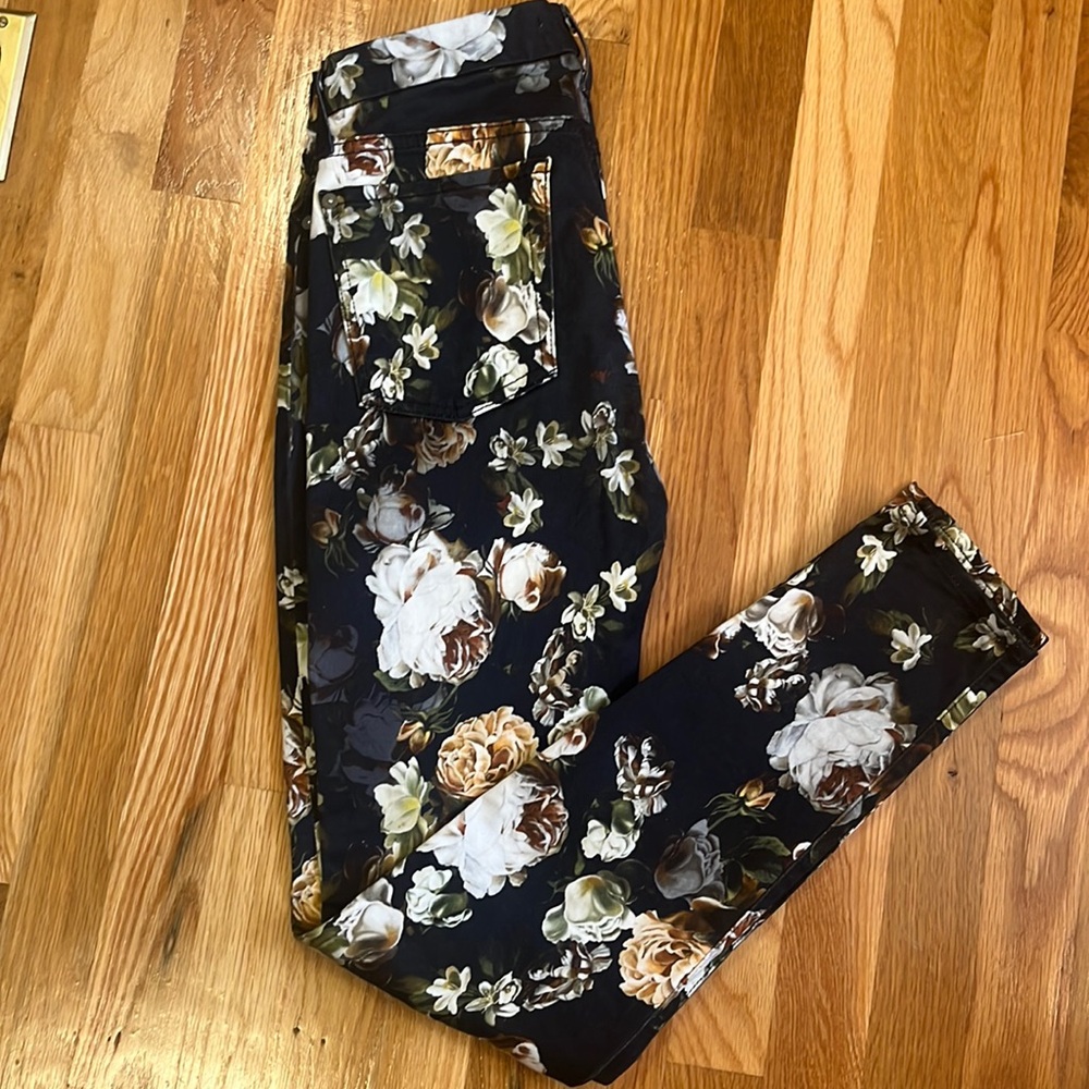 7 for all mankind floral skinny jeans, size 29. Great condition.